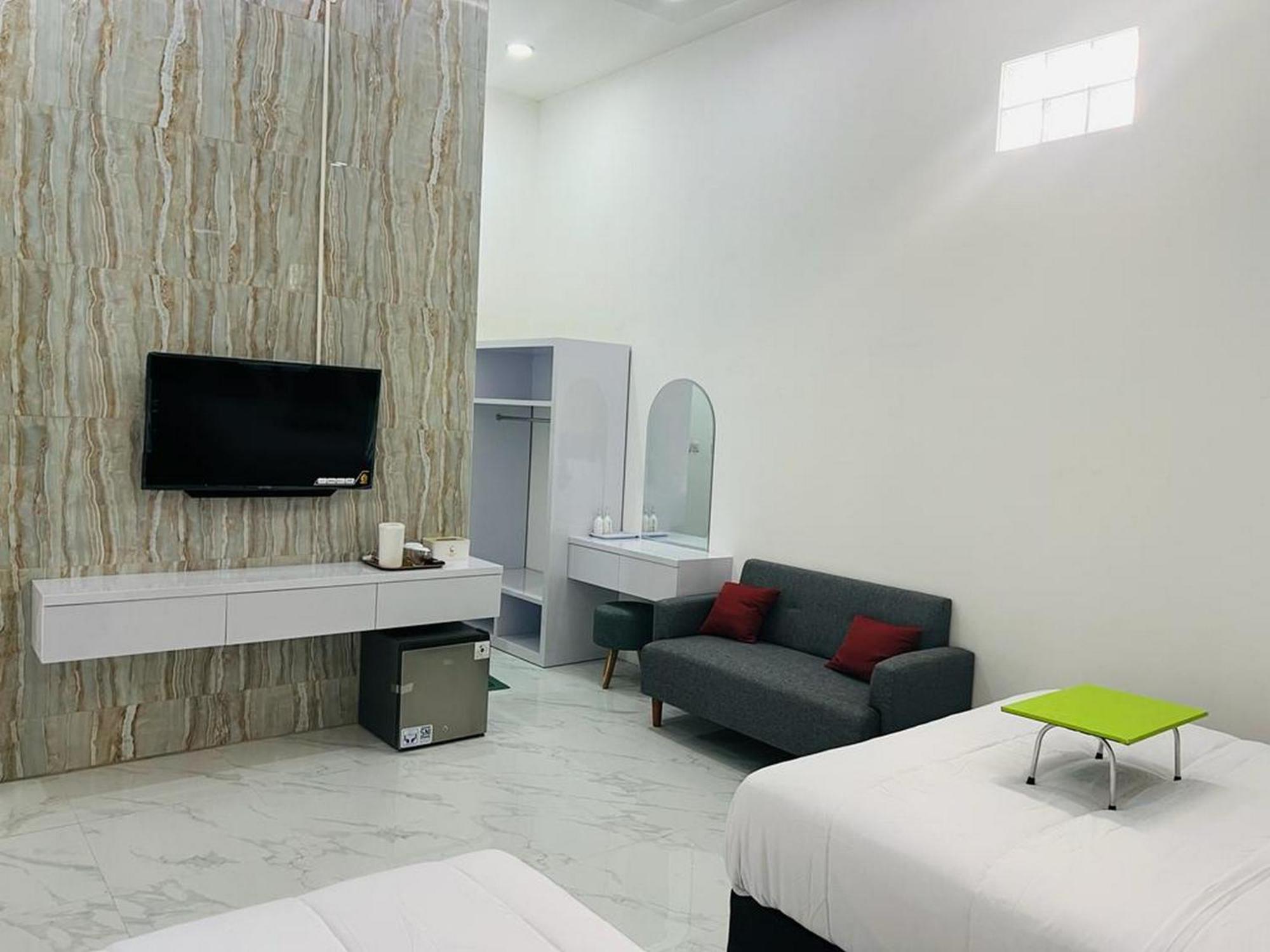 Urbanview Hotel Nimara Ngawi By Reddoorz Εξωτερικό φωτογραφία