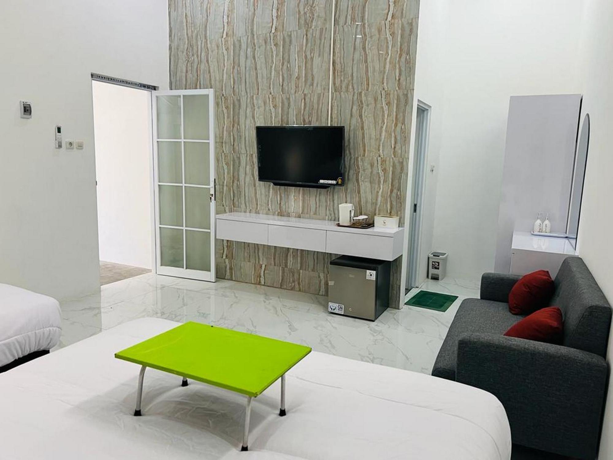 Urbanview Hotel Nimara Ngawi By Reddoorz Εξωτερικό φωτογραφία